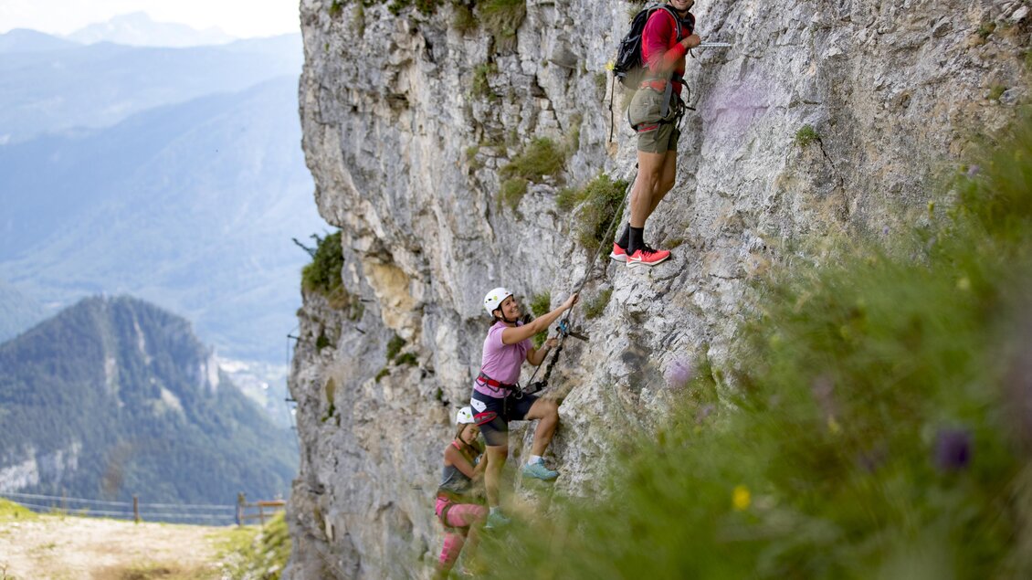 <p>Drei Kletterer bestreiten den Klettersteig Sophie am Loser. Im Hintergrund ist die malerische Landschaften des Ausseerlandes zu sehen.</p> | © Loser Bergbahnen Altaussee/T. Lamm