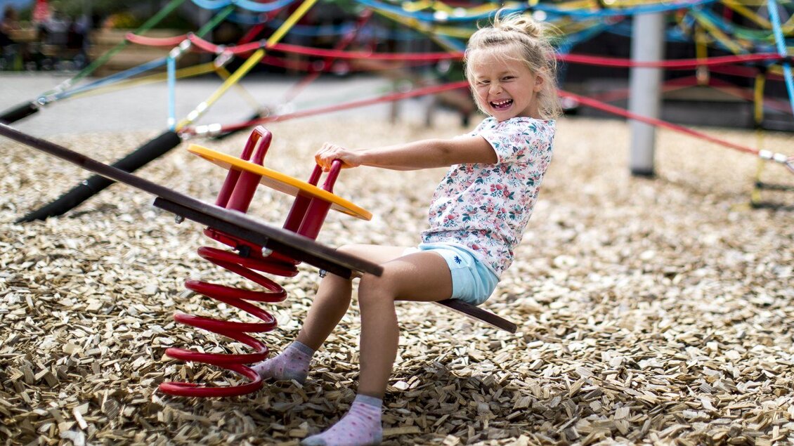 <p>Über die Panoramastraße am Loser kann ganz einfach der Spielplatz neben der Loseralm erreicht werden. Hier spielt gerade ein Kind auf einer Federwippe. Um sie herum sind weitere Spielgeräte zu sehen.</p> | © TVB Ausseerland - Salzkammergut-Tom Lamm