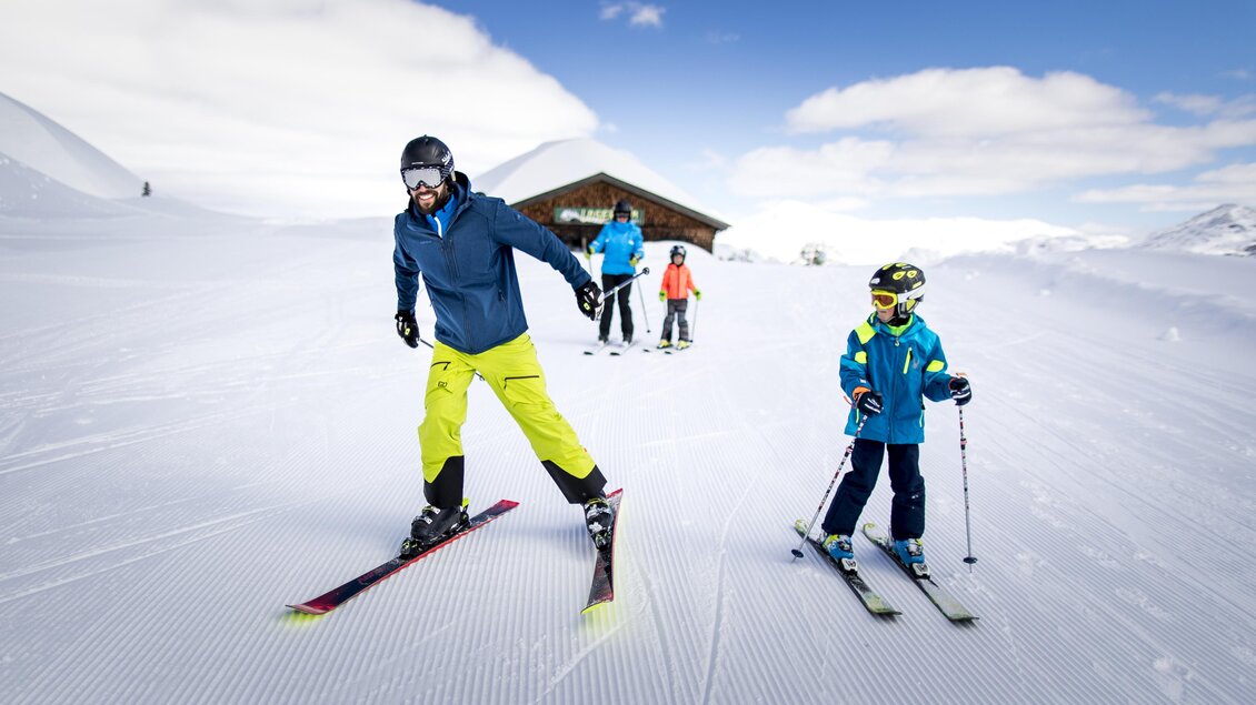 <p>Im Winter werden Abschnitte der Panoramastraße am Loser immer wieder ein Teil der Skipisten vom Loser hinunter. Hier kann im Hintergrund auch die Loseralm gesehen werden.</p> | © TVB Ausseerland - Salzkammergut/Tom Lamm