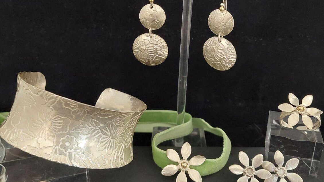 <p>Schmuck aus Silber mit filigranen Mustern. Die Kollektion umfasst einen Armreif, Halskette, Ohrringe und einen Ring mit Narissen.</p> | © Lisa Wagenhofer