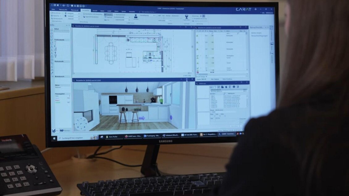 <p>Am Computer wird bei Möbel Peer in Bad Aussee mit einer Software hier an der Küchenplanung gearbeitet. Auf dem Bildschirm sind digitale Designs und Pläne sichtbar.</p> | © Möbel Peer_Sabine Stöckl