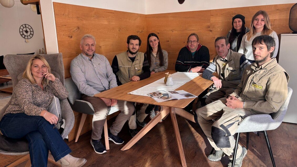<p>Das Team von Möbel Peer in Bad Aussee sitzt an einem Tisch in einem gemütlichen Raum. Das Teamfoto zeigt hier neuen Personen.</p> | © Möbel Peer_Sabine Stöckl