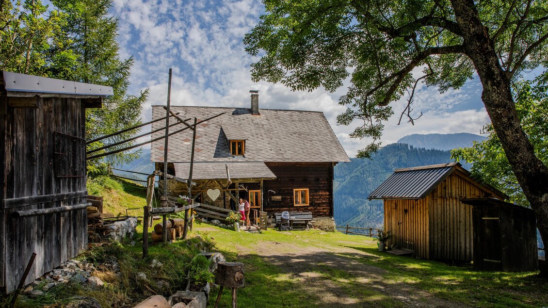 Eine malerische Berghütte umgeben von Bäumen und einer schönen Landschaft. Der Himmel ist klar und die Atmosphäre ist ruhig und einladend. | © Manfred Müller