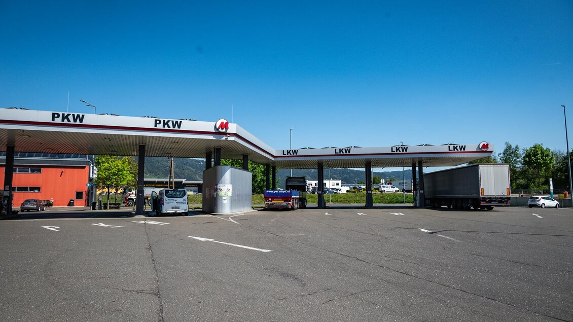 Eine Tankstelle mit mehreren Tankständen und ausreichend Platz zum Parken. Der Himmel ist klar und blau, und im Hintergrund sind einige Fahrzeuge sichtbar. | © M-Rast