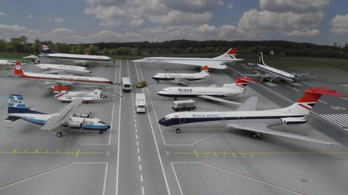 Ein Modellflughafen mit verschiedenen Flugzeugen auf dem Rollfeld. Die Szenerie zeigt eine Vielzahl von Flugzeugtypen in einer realistischen Anordnung. | © Helmut Kaiser