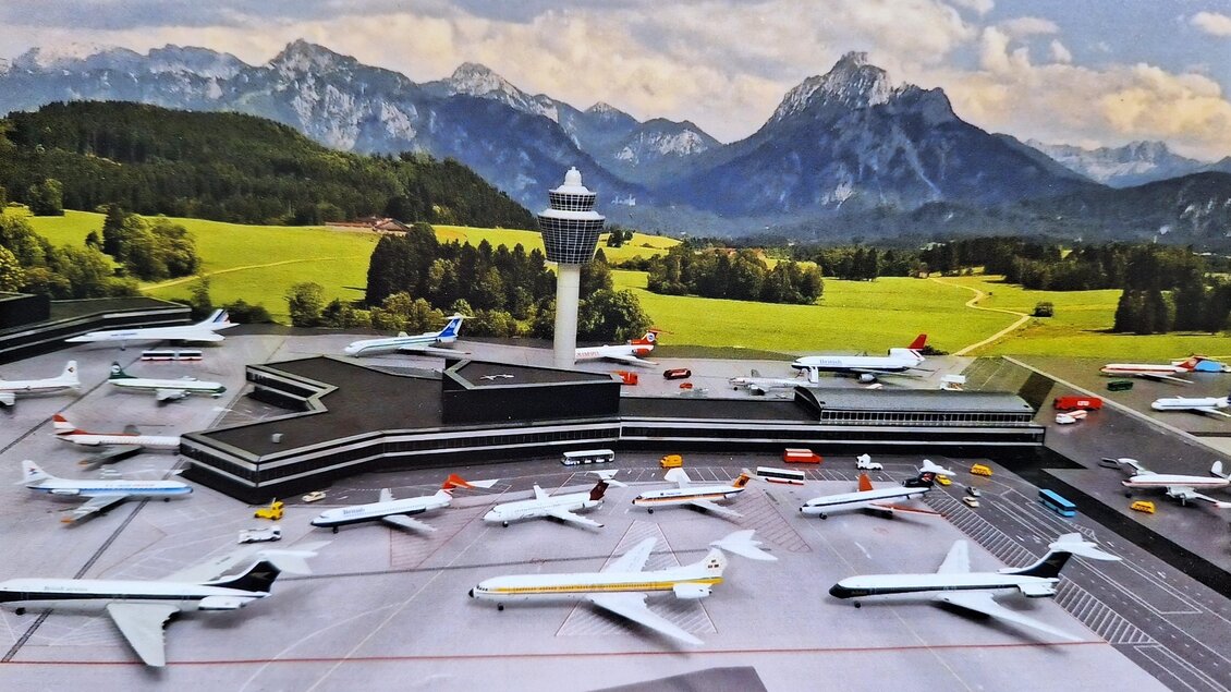 Ein Modell eines Flughafens mit mehreren Flugzeugen auf der Start- und Landebahn. Im Hintergrund sind Berge und eine grüne Landschaft zu sehen. | © Helmut Kaiser