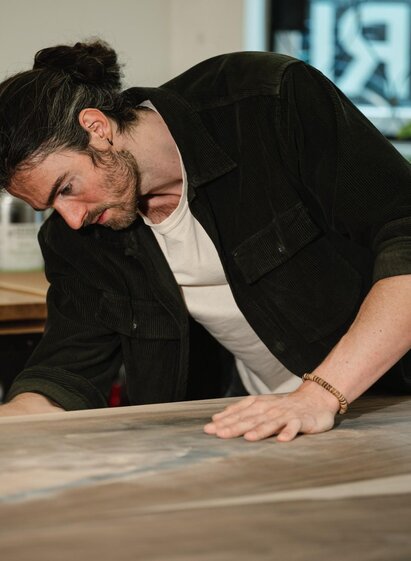 Manuel Stangl bei der Holzbearbeitung im MORI Atel | © Bernd Grosseck | © Bernd Grosseck