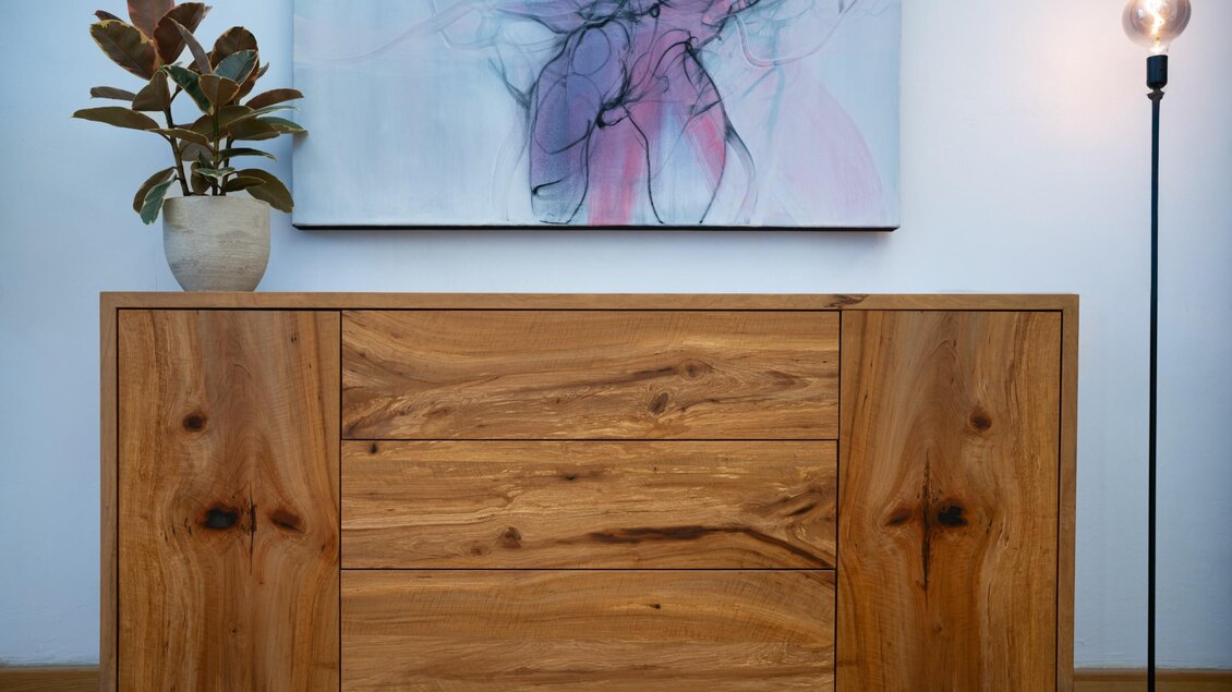 Kommode aus heimischem Holz von MORI Holz & Design in Graz mit sichtbarer natürlicher Maserung und schwarzen Metallfüßen. | © Bernd Grosseck