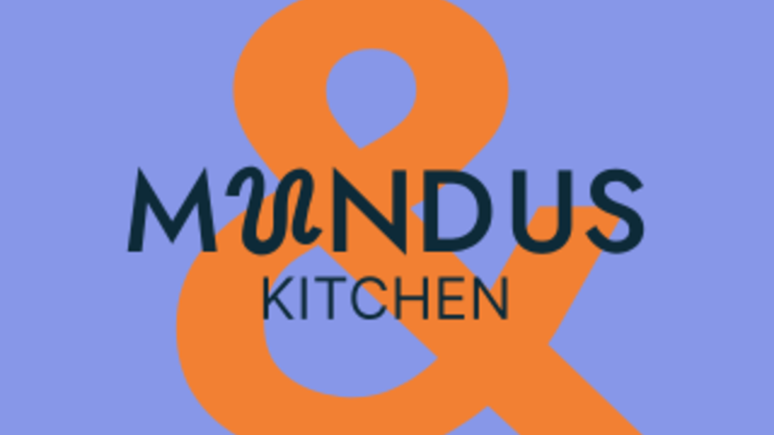 Ein einfaches Logo mit dem Text "Mundus Kitchen". Der Hintergrund ist hellblau, und der Akzent ist in Orange. | © MUNDUS Kitchen