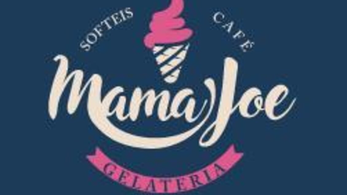 Ein Logo von "Mama Joe Gelateria". Es zeigt eine Eistüte mit rosa Softeis auf einem dunklen Hintergrund.