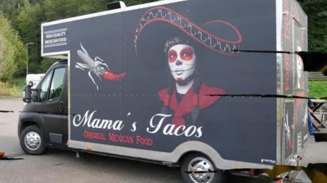 Ein Food-Truck mit dem Namen "Mama's Tacos". Er bietet original mexikanisches Essen und zeigt ein eindrucksvolles Design mit einer Figur im traditionellen mexikanischen Stil. | © Rudolf Weber