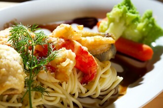 Spaghetti mit Calamari, Garnelen und Gemüse | © TVB Thermen- & Vulkanland
