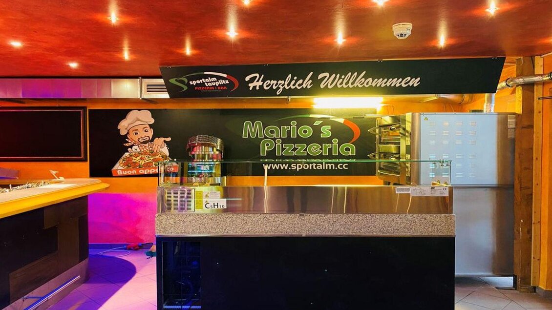 Ein einladender Empfangsbereich von Mario's Pizzeria. Die Einrichtung ist modern mit einer freundlichen Atmosphäre. | © Mario Seebacher