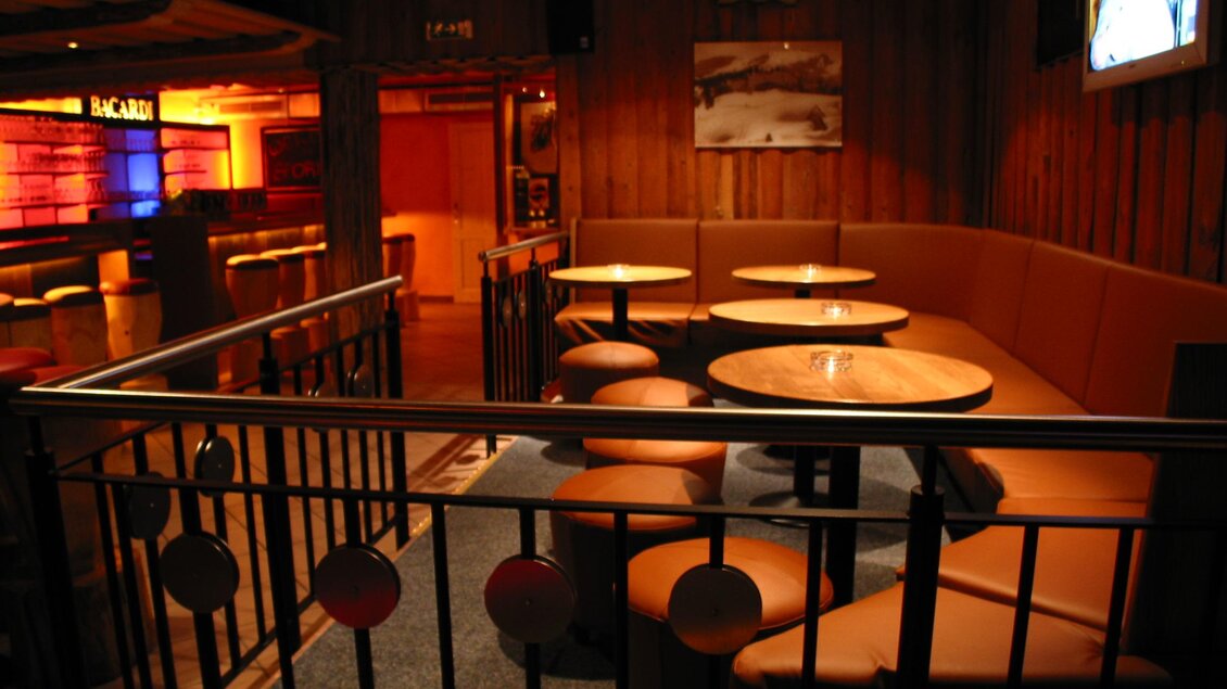 Marios Pizzeria Sportalm Tauplitz. Eine gemütliche Bar mit bequemen Sitzen und niedrigen Tischen. Warmes Licht schafft eine einladende Atmosphäre. | © Mario Seebacher