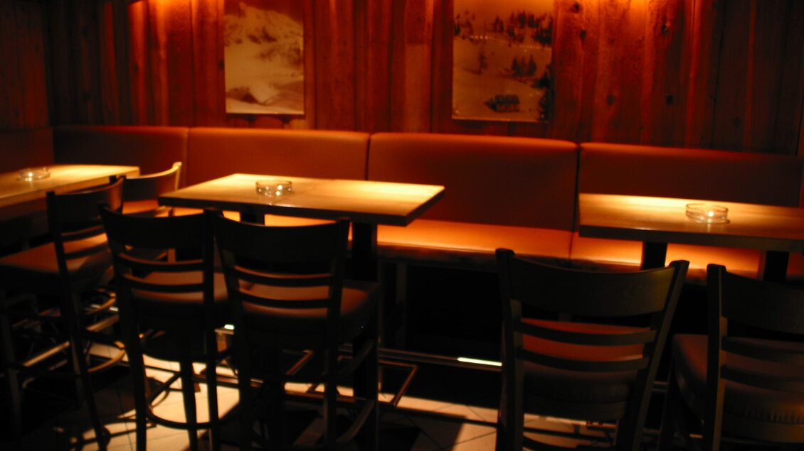 Marios Pizzeria Sportalm Tauplitz Eine gemütliche Innenansicht eines Restaurants mit Holzdekor. Es gibt Tische und Stühle, die sanft beleuchtet sind. | © Mario Seebacher