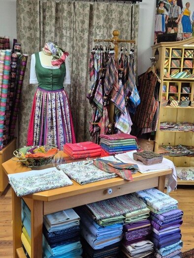 <p>A colorful sales room with hand-printed fabrics in various colors. The walls are decorated with pictures and there is a cozy atmosphere.</p> | © Martina Reischauer