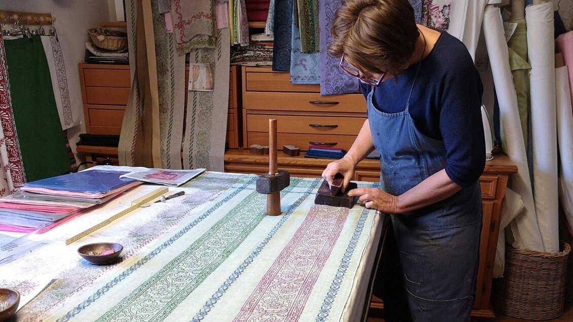 Martina Reischauer fertigt in liebevoller Handarbeit bedruckte Stoffe zur weiteren Verarbeitung an.Sie arbeitet mit wertvollen Modeln und Textilfarben. | © Martina Reischauer