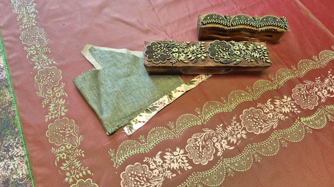 Hier entsteht gerade ein Unkiat. Mit Druckstempeln den sogenannten "Modeln" wird mit Textilfarben auf einen hochwerrtigen Seidenstoff gedruckt. Daraus wird dann ein traditionelles Kleidungsstück gefertigt. | © Martina Reischauer