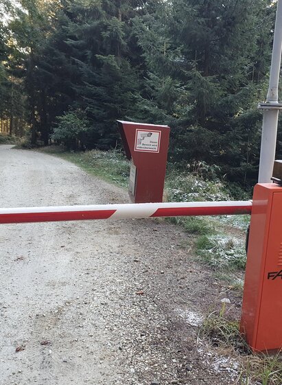 Tollgate to the Glatzl Trahütten Alm | © Oststeiermark Tourismus