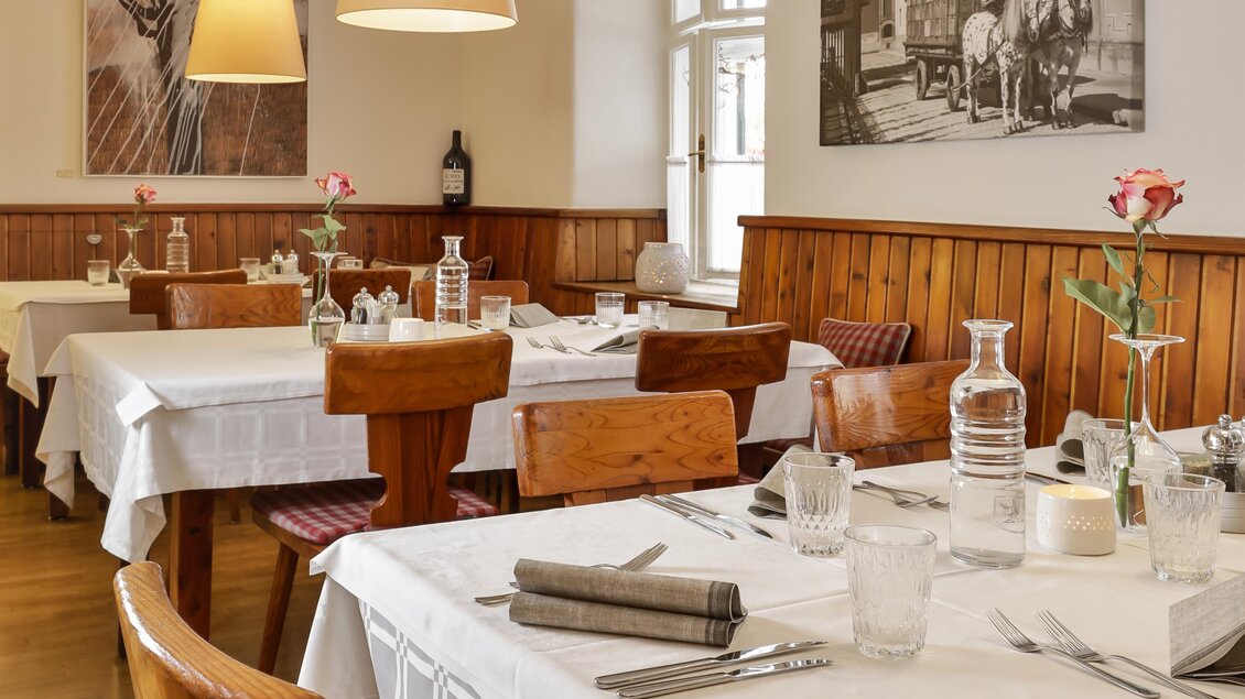Ein einladendes Restaurant mit gedeckten Tischen und Holzvertäfelung. Die Atmosphäre ist freundlich und gemütlich. | © Stadthotel zur goldenen Krone