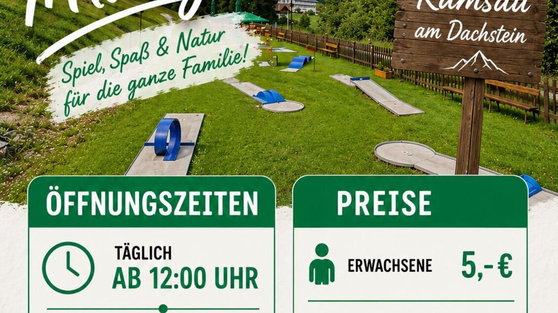 Eine Minigolf-Anlage inmitten grüner Hügel mit einem klaren Himmel. Die Öffnungszeiten und Preise sind auf einem bunten Schild angezeigt.