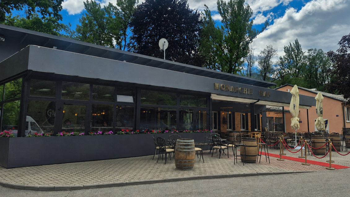Ein modernes Restaurant mit großen Fenstern und einer Terrasse. Die Umgebung ist grün und einladend, ideal für eine entspannte Mahlzeit im Freien. | © TV Hochsteiermark_A.Stelzer