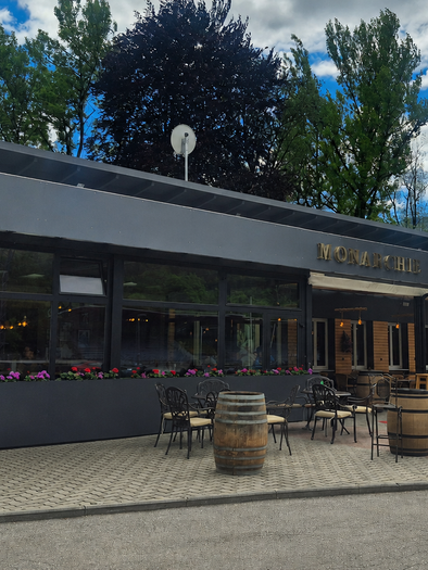 Ein modernes Restaurant mit großen Fenstern und einer Terrasse. Die Umgebung ist grün und einladend, ideal für eine entspannte Mahlzeit im Freien. | © TV Hochsteiermark_A.Stelzer