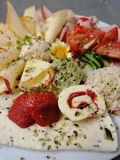 Plate at the Holzer cider tavern | © Mostschank Holzer vlg. Mailbauer