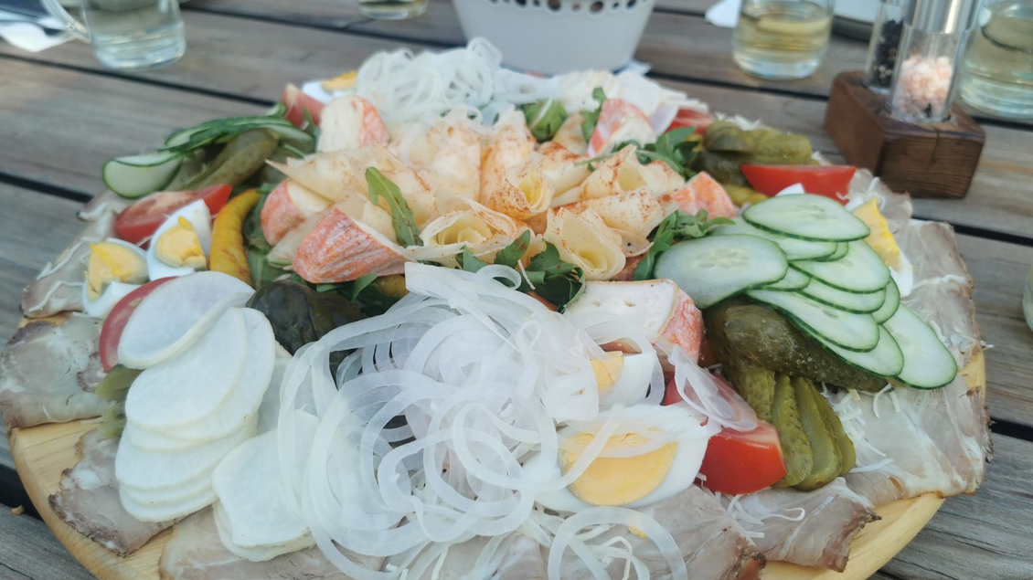 Ein großer Teller mit buntem Aufschnitt und frischem Gemüse. Darauf sind Gurken, Tomaten, Zwiebeln und Eier schön angerichtet. | © TVB Ausseerland Salzkammergut_Theresa Schwaiger