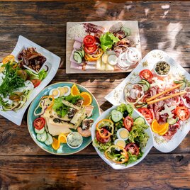Genuss, der nach Heimat schmeckt.

Frisch angerichtet, liebevoll serviert und voller regionaler Köstlichkeiten – so schmeckt das Thermen- & Vulkanland. Knackiges Gemüse, feine Spezialitäten und ehrliche Zutaten aus der Region laden dazu ein, gemeinsam zu genießen und den Moment auszukosten.

An einem rustikalen Holztisch wird aus einer Mahlzeit ein Erlebnis: gesellig, genussvoll und voller Lebensfreude. Genau hier in Ratschendorf zeigt sich die Vielfalt der Erlebnisregion Thermen- & Vulkanland im Südosten der Steiermark von ihrer köstlichsten Seite.

Zeit zum Verweilen.
Zeit zum Genießen.
Und ganz viel Geschmack fürs Herz. 🍽️🌿 | © Pechmann's alte Ölmühle