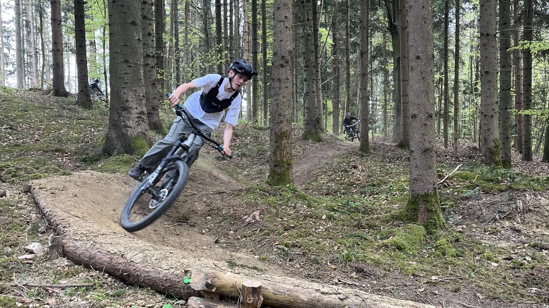 Ein junger Mountainbiker erkundet den neuen Trail der Mountainbike-Area Gleisdorf. | © Tourismusverband Oststeiermark