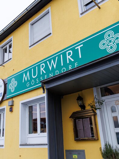 Exterior view of the MurWirt inn in Gössendorf near Graz with a yellow facade. | © Region Graz-Harry Schiffer
