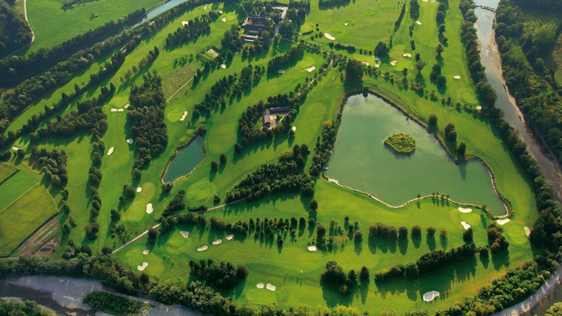 Eine grüne Golfanlage mit gepflegten Fairways und Wasserhindernissen. Über die Landschaft erstrecken sich schattenspendende Bäume. | © GEPA-pictures