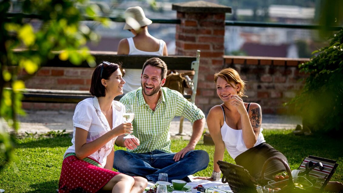 Sommerliches Picknick im Garten des Volkskundemuse | © Graz Tourismus-Tom Lamm