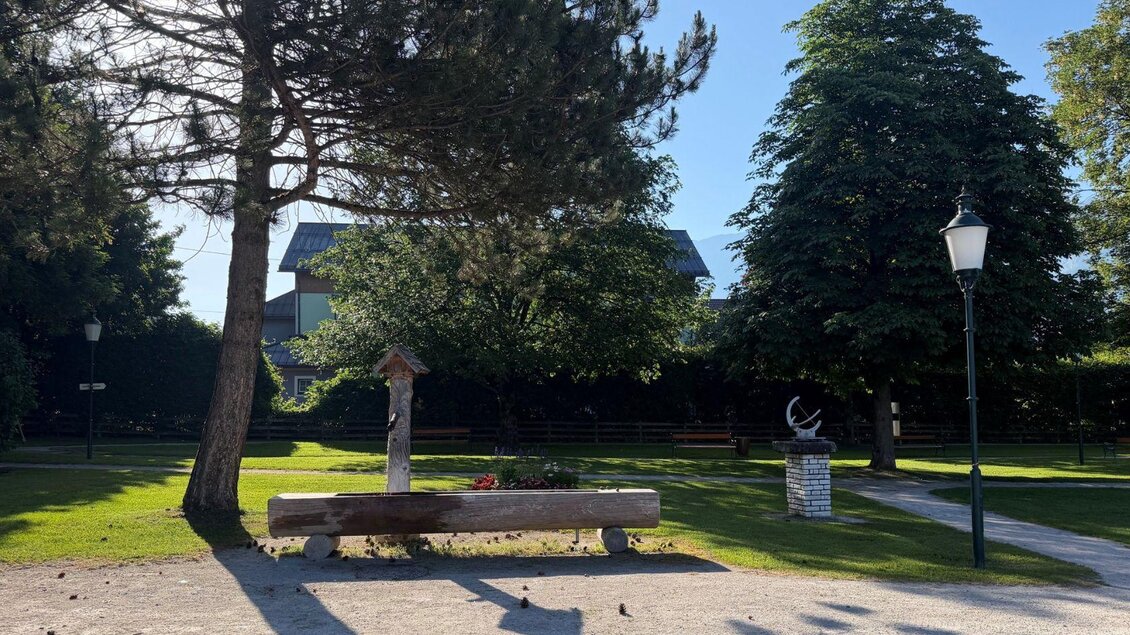 Direkt neben dem Musikpavillon im Kurpark Bad Mitterndorf befindet sich ein Brunnen aus Holz. | © Gemeinde Bad Mitterndorf, www.gemeinde.bad-mitterndorf.at