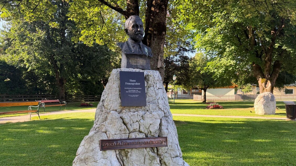 Direkt neben dem Musikpavillon im Kurpark Bad Mitterndorf erinnert eine Statue an den österreichischen Schriftsteller Hans Fraungruber (1863–1933), einen Sohn Bad Mitterndorfs, der seine Heimat mit feinem Gespür für Sprache und Natur in seinen Gedichten verewigte. | © Gemeinde Bad Mitterndorf, www.gemeinde.bad-mitterndorf.at