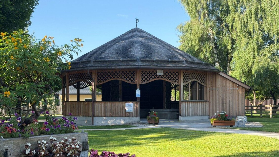 Gegenüber dem Musikpavillon im Kurpark Bad Mitterndorf sorgt die Gradieranlage in den Sommermonaten für wohltuende Entspannung und Erholung. | © Gemeinde Bad Mitterndorf, www.gemeinde.bad-mitterndorf.at