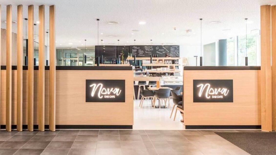 Eingangsbereich von NOVA - Das Café in der Therme NOVA Köflach mit Theke, Holzdetails und Blick in den Gastraum. | © Hotel & Therme NOVA