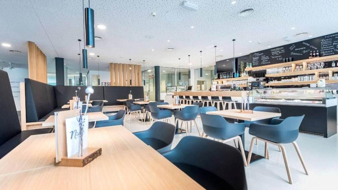 Innenbereich von NOVA - Das Café in der Therme NOVA Köflach mit Tischen, Sesseln und Bar im modernen Ambiente. | © Hotel & Therme NOVA