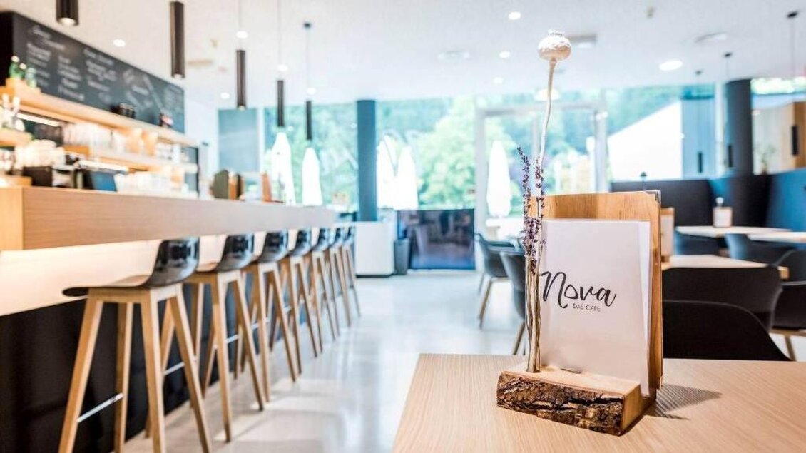 Barbereich von NOVA - Das Café in der Therme NOVA Köflach mit Barhockern, Tischen und Blick in den modernen Gastraum. | © Hotel & Therme NOVA