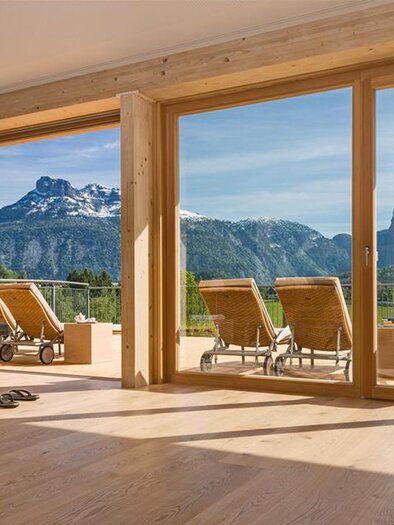 <p>The cozy relaxation room in the hotel Die Wasnerin, with a view of the alpine landscape and especially the Loser and the Trisselwand. Outside, there are loungers, and the atmosphere is bright and inviting.</p> | © Alexander Koller