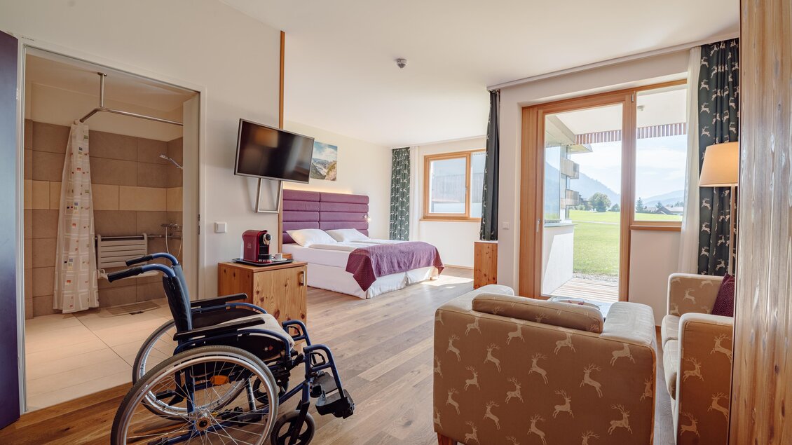 <p>Das Narzissen Vital Resort bietet auch Rollstuhlzimmer. Ein komfortables Hotelzimmer mit einem Doppelbett und einem Wohnbereich. Das Zimmer ist barrierefrei und verfügt über Zugang zur Terrasse.</p> | © Karl Steinegger