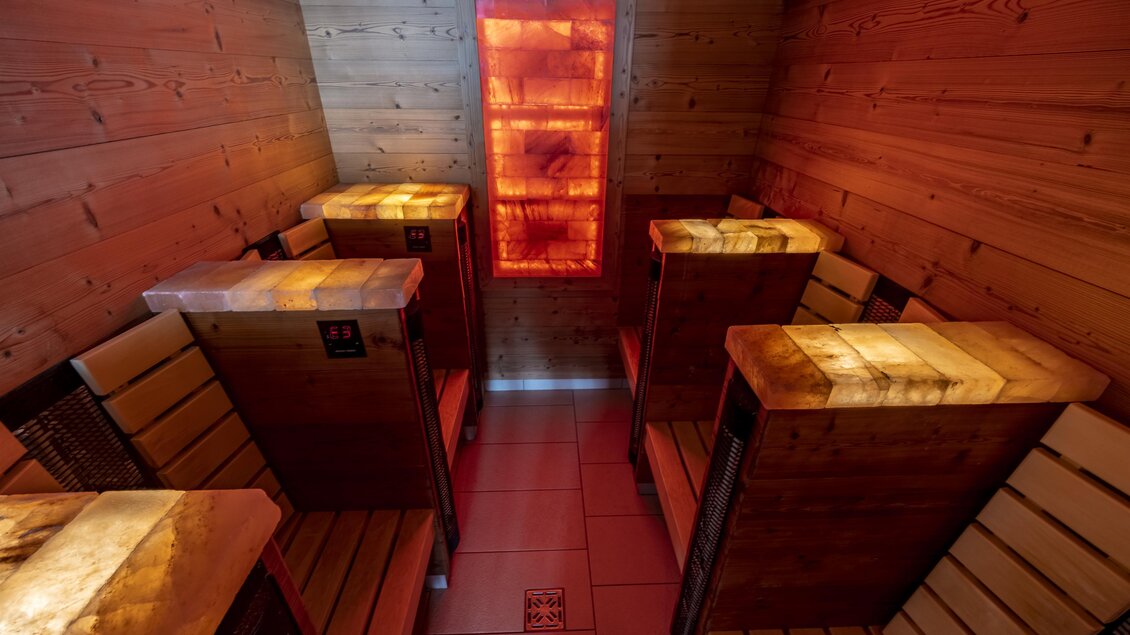 <p>Eine moderne Infrarotkabine mit Holzbänken und sanfter Beleuchtung im Narzissen Vital Resort in Bad Aussee. Der Raum bietet eine entspannende Atmosphäre.</p> | © Thomas Lahnsteiner