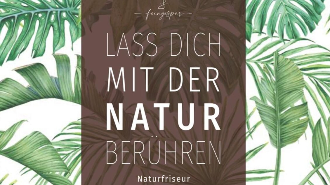 Ein kreatives Design mit grünen Blättern im Hintergrund. Der Text fordert dazu auf, sich mit der Natur zu verbinden und bewirbt einen Naturfriseur. | © Sabrina Struber