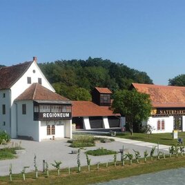 Ein modernes Naturmuseum mit einer historischen Gebäudestruktur. Umgeben von Grünflächen und einer einladenden Landschaft. | © Naturparkzentrum Grottenhof