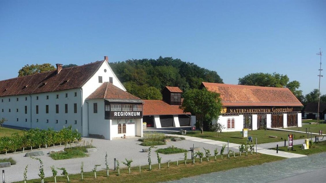 Ein modernes Naturmuseum mit einer historischen Gebäudestruktur. Umgeben von Grünflächen und einer einladenden Landschaft. | © Naturparkzentrum Grottenhof