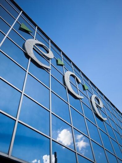 A modern building with large glass windows. The name "ece" is mounted on the facade, and the sky is clear and blue. | © TV Kapfenberg