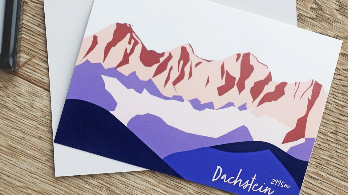 Eine stilisierte Postkarte mit Berglandschaft in sanften Farben. Der Schriftzug "Dachstein" ist deutlich sichtbar.