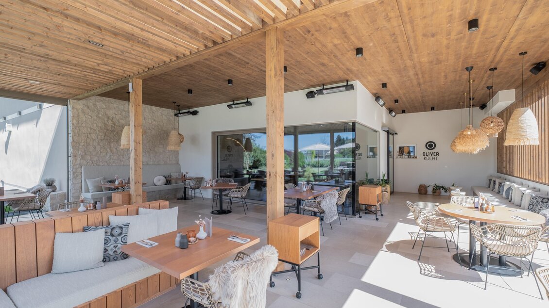 Ein modernes Restaurant mit Holzdecke und großen Fenstern. Die Einrichtung ist stilvoll und einladend, mit verschiedenen Sitzbereichen. | © Oliver kocht