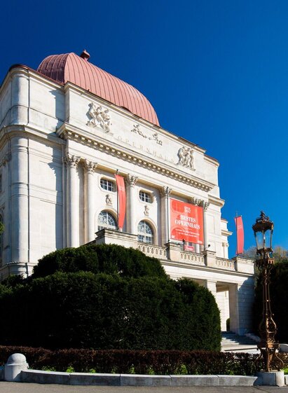Opernhaus Außenansicht mit Lichtschwert | © Graz Tourismus - Harry Schiffer